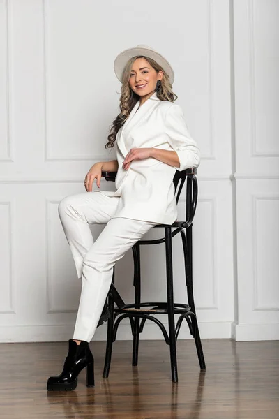 Beautiful Young Girl Beautiful Figure White Trouser Suit Wide Brimmed — Stock Photo, Image