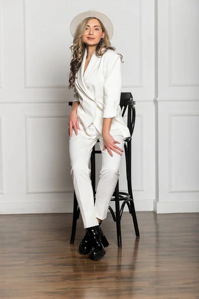 Beautiful Young Girl Beautiful Figure White Trouser Suit Wide Brimmed — Stock Photo, Image