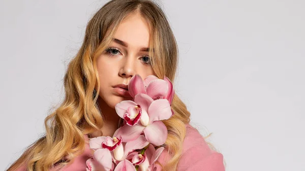 Verleidelijke Blonde Vrouw Roze Jas Poseren Studio Grijze Achtergrond Elegant — Stockfoto