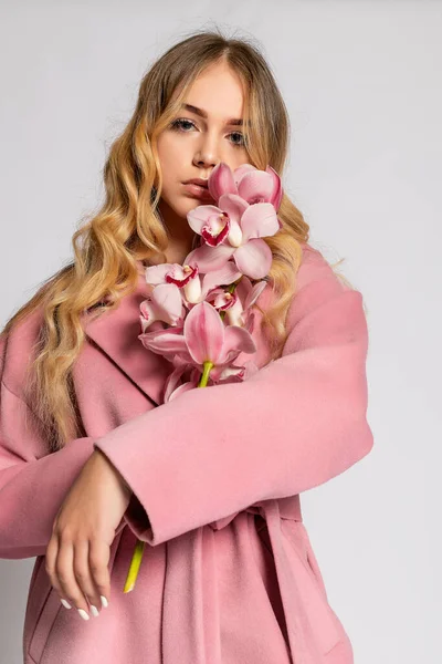 Mujer Rubia Seductora Chaqueta Rosa Posando Estudio Sobre Fondo Gris — Foto de Stock