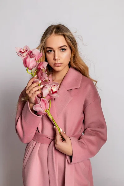 Соблазнительная Блондинка Розовой Куртке Позирует Студии Сером Фоне Модный Портрет — стоковое фото
