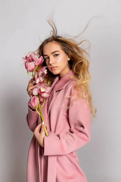 Verführerische Blonde Frau Rosa Jacke Posiert Studio Auf Grauem Hintergrund — Stockfoto