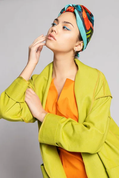 Portrait Une Jeune Femme Avec Maquillage Lumineux Foulard Mode Fond — Photo