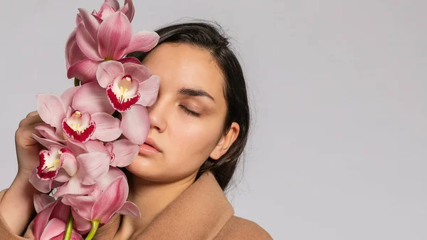 Csábító Szőke Barna Kabátban Pózol Stúdióban Szürke Hátteren Elegáns Modell — Stock Fotó