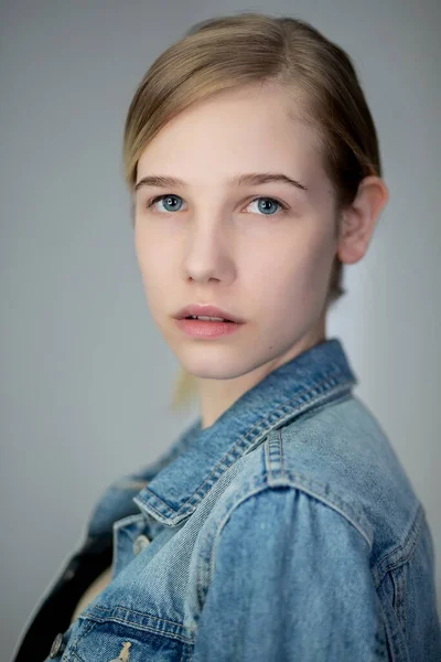 Porträt Eines Hübschen Jungen Blonden Mädchens Jeansjacke Mit Verschränkten Armen — Stockfoto