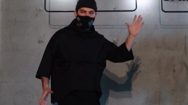 Sağlık ve insan kavramı - enerjik bir adam dans ederken ve içeride tıbbi maske takarken ortaya çıkar ve kilitlenir. Corona virüsü. Salgın grip koronası virüsü. 2019-Ncov için insan maskesi.