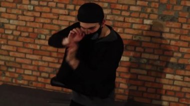 Sağlık ve insan kavramı - enerjik bir adam dans ederken ve içeride tıbbi maske takarken ortaya çıkar ve kilitlenir. Corona virüsü. Salgın grip koronası virüsü. 2019-Ncov için insan maskesi.