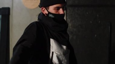 Sağlık ve insan kavramı - enerjik bir adam dans ederken ve içeride tıbbi maske takarken ortaya çıkar ve kilitlenir. Corona virüsü. Salgın grip koronası virüsü. 2019-Ncov için insan maskesi.