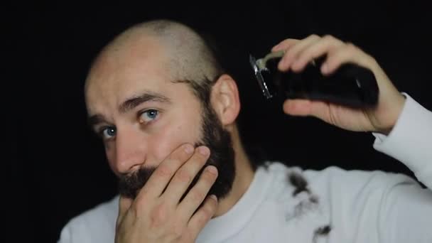 Egy Férfi Vastag Szakállal Borotválja Haját Egy Elektromos Borotvával Helyezd — Stock videók