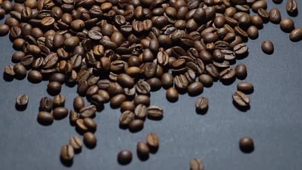 Grano Café Tostado Los Granos Café Fragantes Desplazan Lentamente Alrededor — Vídeos de Stock