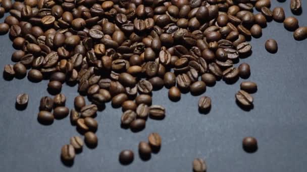 Grano Café Tostado Los Granos Café Fragantes Desplazan Lentamente Alrededor — Vídeos de Stock