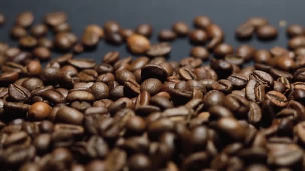 烤咖啡豆 香味浓郁的咖啡豆在相机周围慢慢地滚动 全熟咖啡豆慢动作闭合 — 图库视频影像