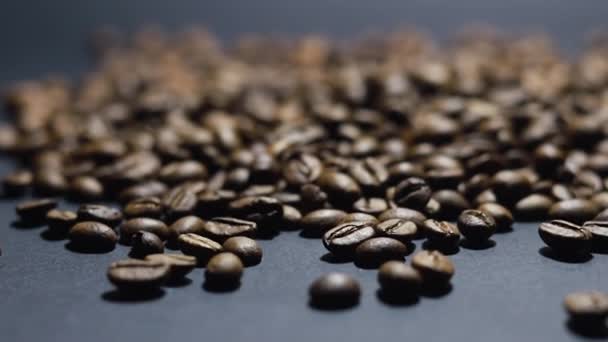 烤咖啡豆 香味浓郁的咖啡豆在相机周围慢慢地滚动 全熟咖啡豆慢动作闭合 — 图库视频影像