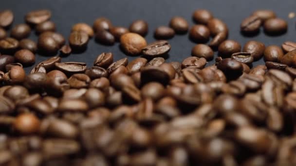 Grão Café Torrado Grãos Café Perfumados Rola Lentamente Torno Câmera — Vídeo de Stock