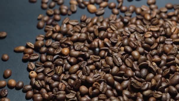 Pieczone Ziarna Kawy Pachnące Ziarna Kawy Przewijają Się Powoli Wokół — Wideo stockowe