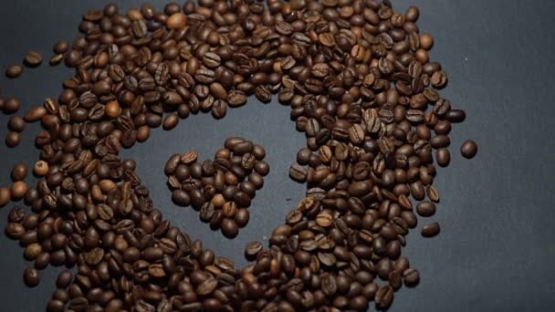 Hart Gemaakt Van Koffiebonen Tafel Koffieliefde Concept Gebrande Koffieboon Mooie — Stockvideo