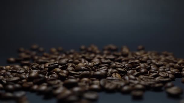 黑咖啡豆 从上面飞溅的咖啡豆 咖啡豆关闭咖啡的种子 美丽的咖啡种子 — 图库视频影像