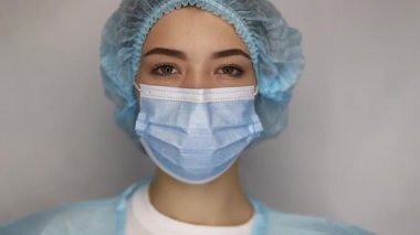 Korunma maskeli kadın doktor hastaları hastaneye yatırdıktan sonra yorgun, bitkin ve hayal kırıklığına uğramış görünüyor. Tıbbi personel salgını konsepti