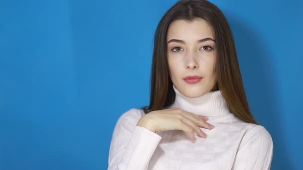 Portrait Rapproché Charmante Jeune Femme Brune Regardant Caméra Avec Sourire — Video