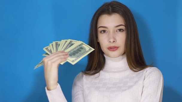 幸せな女性は現金ドルを投げ出す お金の銀行券を投げる豊かな美しい女性 貯蓄の概念 スローモーション — ストック動画