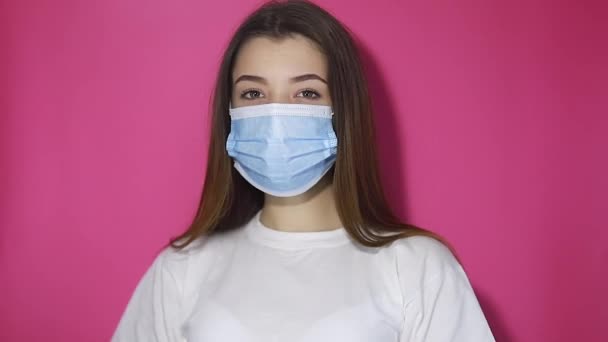 Menina Suéter Branco Colocando Rosto Máscara Médica Higiênica Para Prevenir — Vídeo de Stock