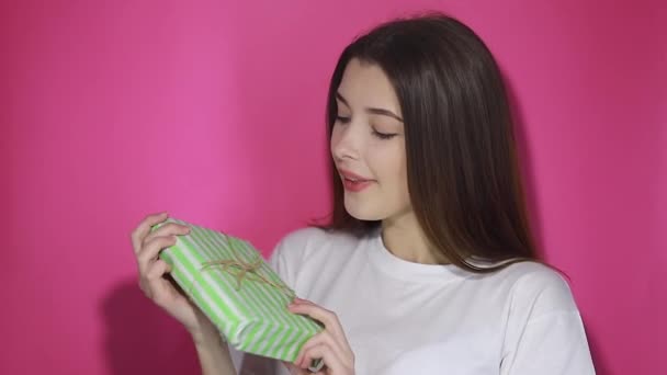 Encantadora Mujer Atrapando Regalo Envuelto Dando Caja Cámara Compartiendo Regalo — Vídeo de stock