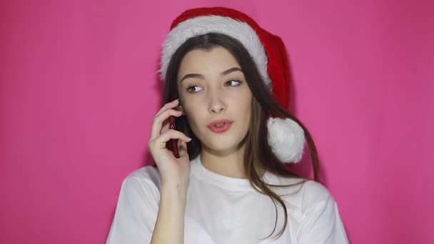 Vacker Ung Kvinna Jul Santa Claus Hatt Talar Mobiltelefon Rosa — Stockvideo
