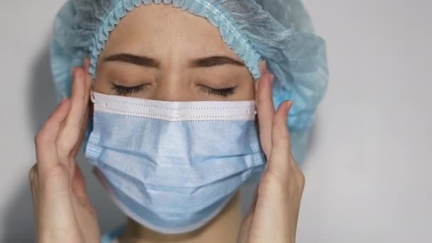 Close Arts Verpleegkundige Met Gezichtsmasker Voorbereiding Chirurgie Interventie Medische Kliniek — Stockvideo