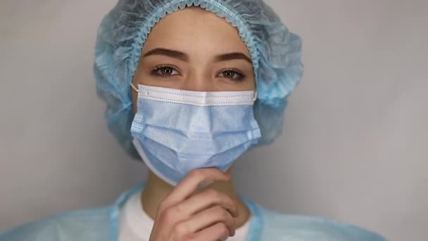 Close Femme Médecin Dans Masque Protection Air Très Fatigué Épuisé — Video