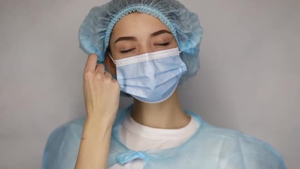 Close Vrouw Medisch Masker Kijken Erg Moe Uitgeput Gefrustreerd Ontvangst — Stockvideo