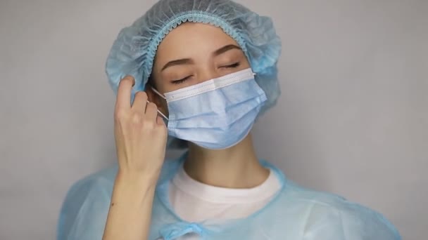 Close Femme Médecin Dans Masque Protection Air Très Fatigué Épuisé — Video