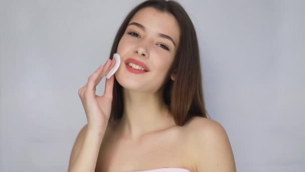 Güzellik Insanlar Sağlık Konsepti Güzel Kız Yüzünü Bej Pamukla Temizler — Stok video