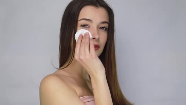 Schoonheid Mensen Gezondheid Concept Mooi Meisje Zuiveren Haar Gezicht Met — Stockvideo