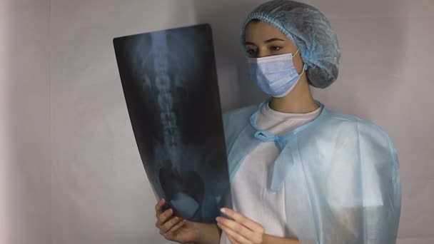 Vrouwelijke Arts Kijkt Naar Ray Scan Van Borst Van Patiënt — Stockvideo