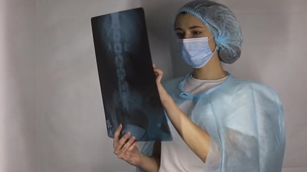 Vrouwelijke Arts Kijkt Naar Ray Scan Van Borst Van Patiënt — Stockvideo