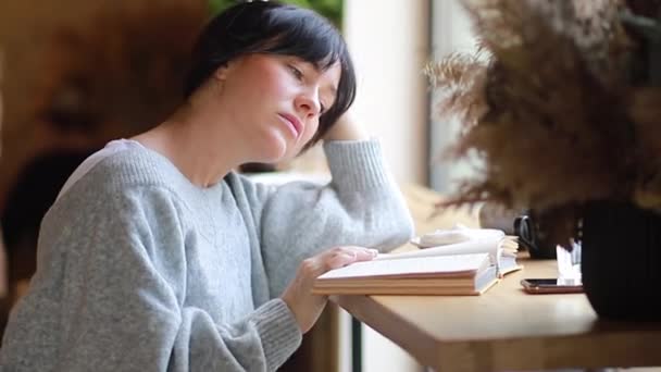 Bela Jovem Está Lendo Livro Café Desfrutando Literatura Moderna Solidão — Vídeo de Stock