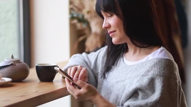 Femme Boit Café Utilise Téléphone Portable Dans Café Fille Est — Video