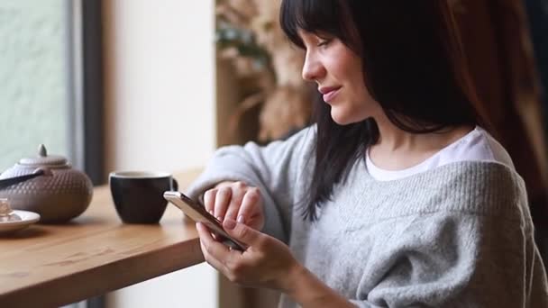 Kávét Iszik Mobiltelefont Használ Kávézóban Lány Egyedül Hangulatos Kávézó Fiatal — Stock videók