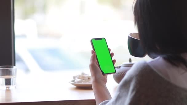 Kobieta Odblokowuje Ekran Smartfona Miejsce Ogłoszenie Kanał Alfa Technologie Telefon — Wideo stockowe