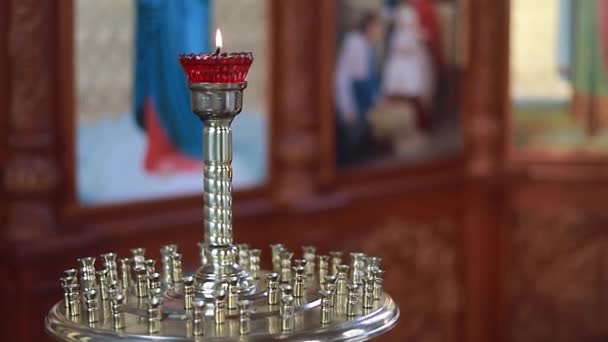 Brûler Des Bougies Devant Autel Dans Église Orthodoxe Chrétienne Paroissien — Video