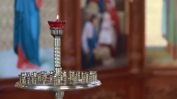 Velas Encendidas Frente Altar Iglesia Ortodoxa Cristiana Orando Feligrés — Vídeos de Stock