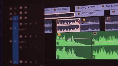 Film editörü, bilgisayar programında video düzenleme yaparken zaman çizelgesine görüntü ekler