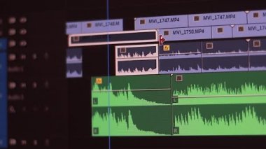 Film editörü, bilgisayar programında video düzenleme yaparken zaman çizelgesine görüntü ekler