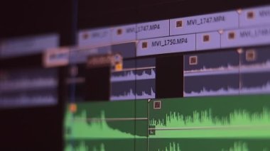 Film editörü, bilgisayar programında video düzenleme yaparken zaman çizelgesine görüntü ekler