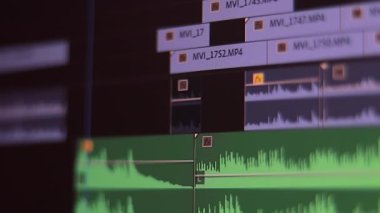 Film editörü, bilgisayar programı makro görünümünde zaman çizgisi düzenleme projesindeki görüntüleri vurgular, seçer ve değiştirir
