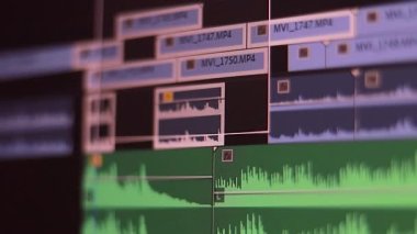 Film editörü, bilgisayar programı makro görünümünde zaman çizgisi düzenleme projesindeki görüntüleri vurgular, seçer ve değiştirir