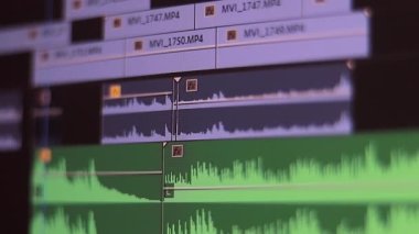 Film editörü, bilgisayar programı makro görünümünde zaman çizgisi düzenleme projesindeki görüntüleri vurgular, seçer ve değiştirir