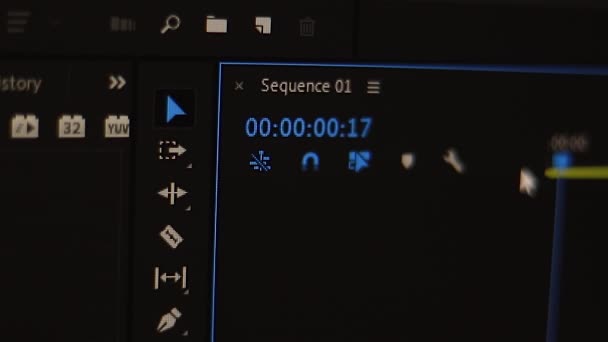 青色の数字の時間カウントダウンはタイムコードで発生し フィルムメーカーは黒いモニターマクロビューのプログラムでビデオシーケンスで動作します — ストック動画