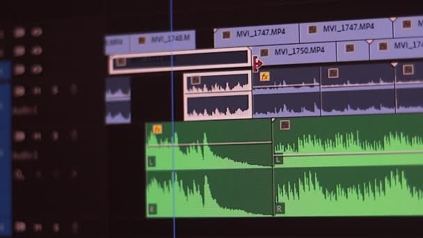 Film Editörü Bilgisayar Programında Video Düzenleme Yaparken Zaman Çizelgesine Görüntü — Stok video