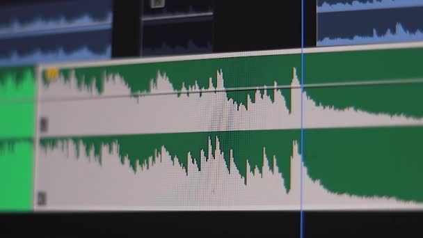 サウンドプロデューサーは スタジオマクロビューでコンピュータプログラムの新しいプロジェクトのサウンドトラックの規模を削減します — ストック動画